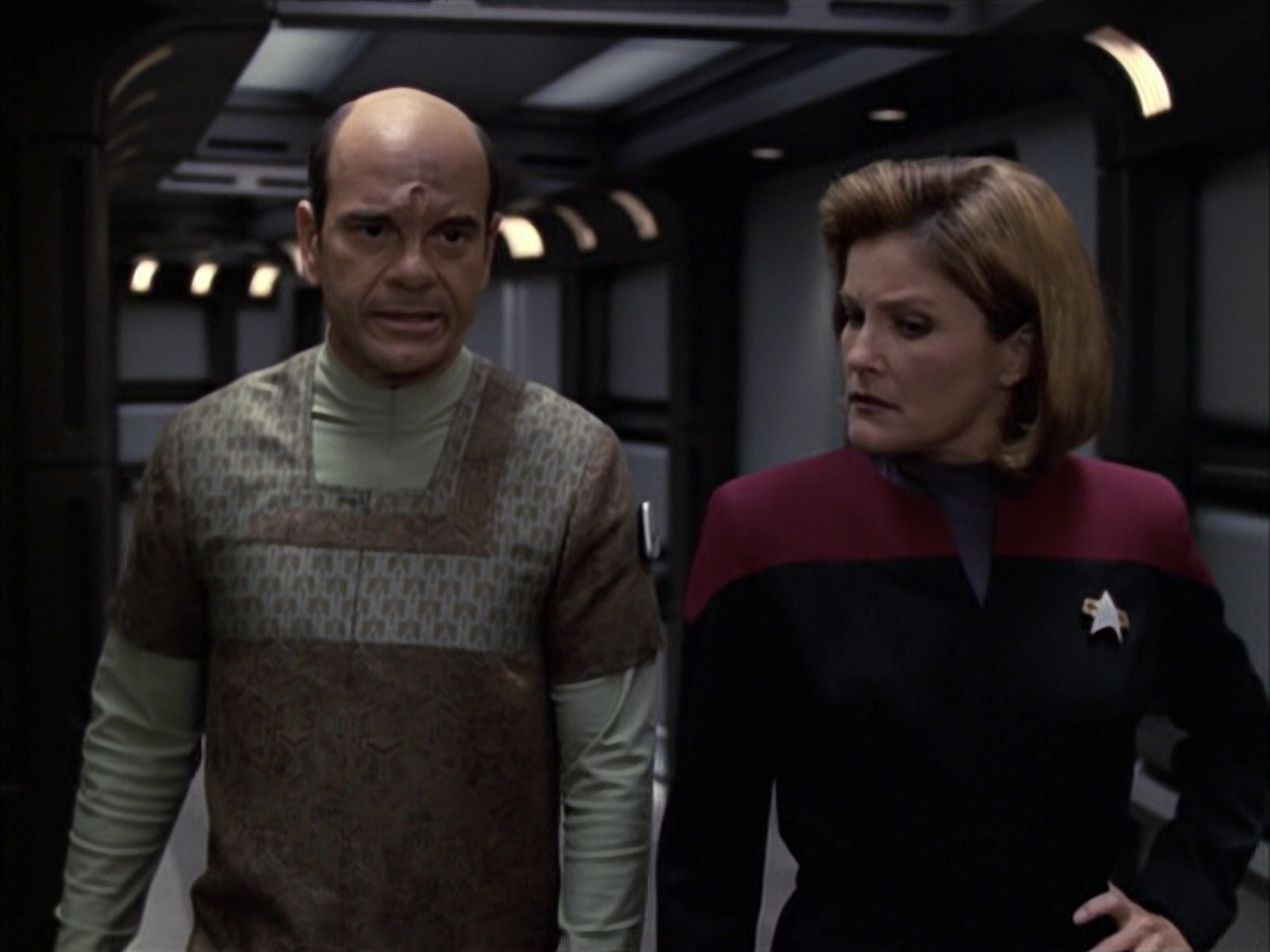 extant_StarTrek_VOY_6x12-BlinkOfAnEye_02133.jpg