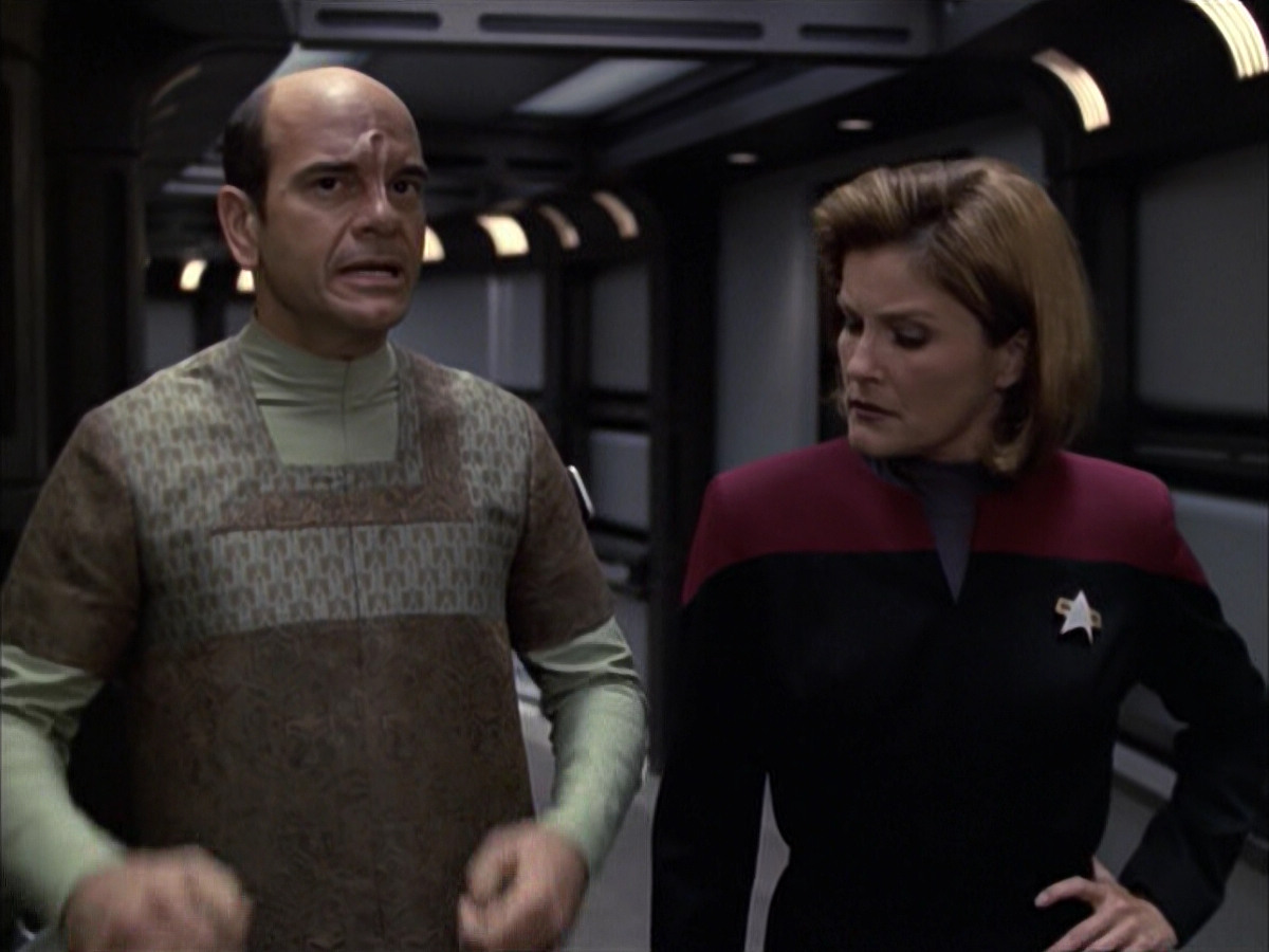 extant_StarTrek_VOY_6x12-BlinkOfAnEye_02134.jpg