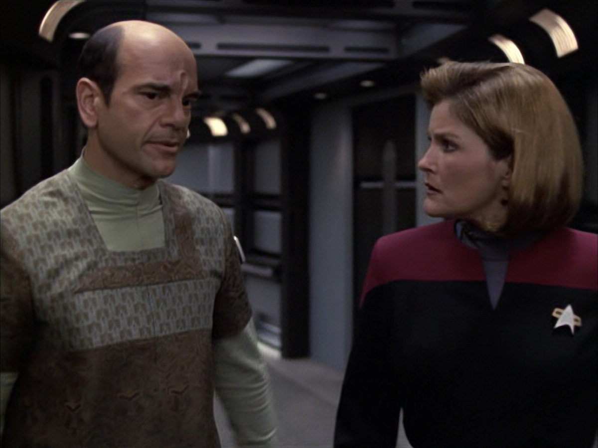 extant_StarTrek_VOY_6x12-BlinkOfAnEye_02137.jpg