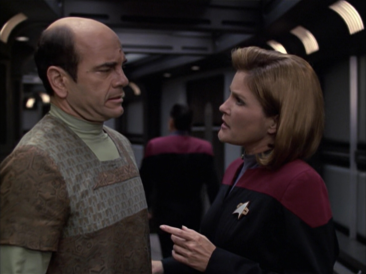 extant_StarTrek_VOY_6x12-BlinkOfAnEye_02141.jpg