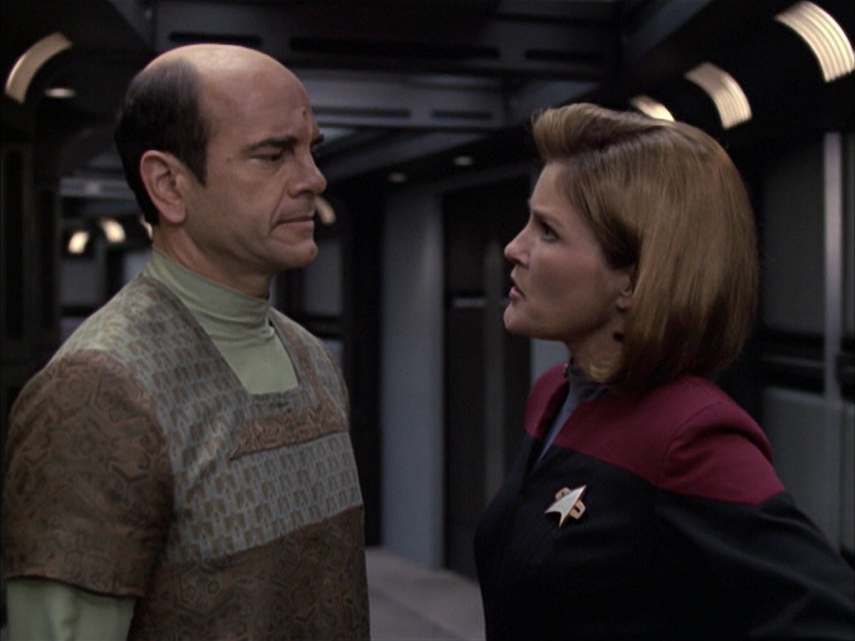 extant_StarTrek_VOY_6x12-BlinkOfAnEye_02144.jpg