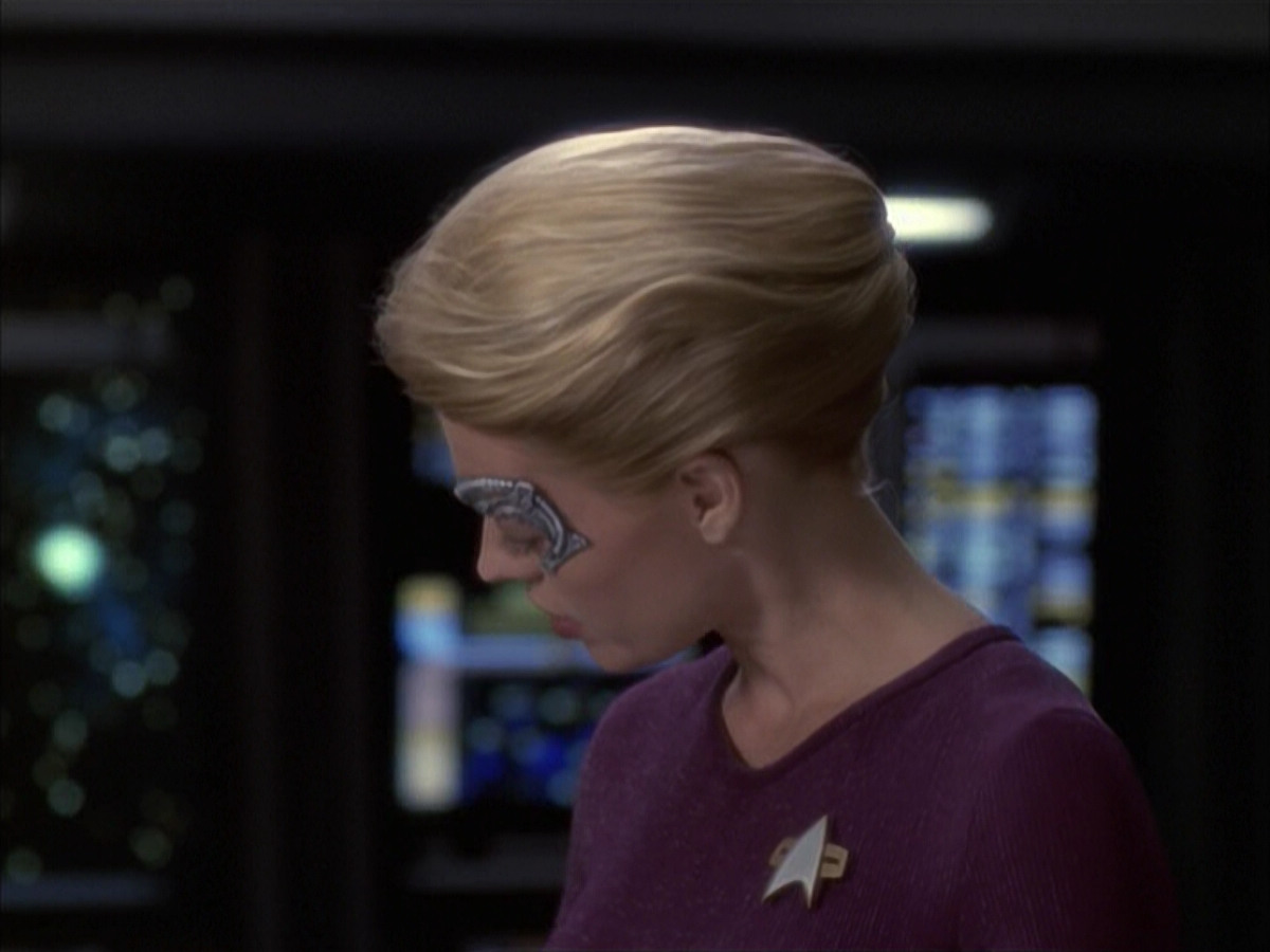 extant_StarTrek_VOY_6x12-BlinkOfAnEye_02216.jpg