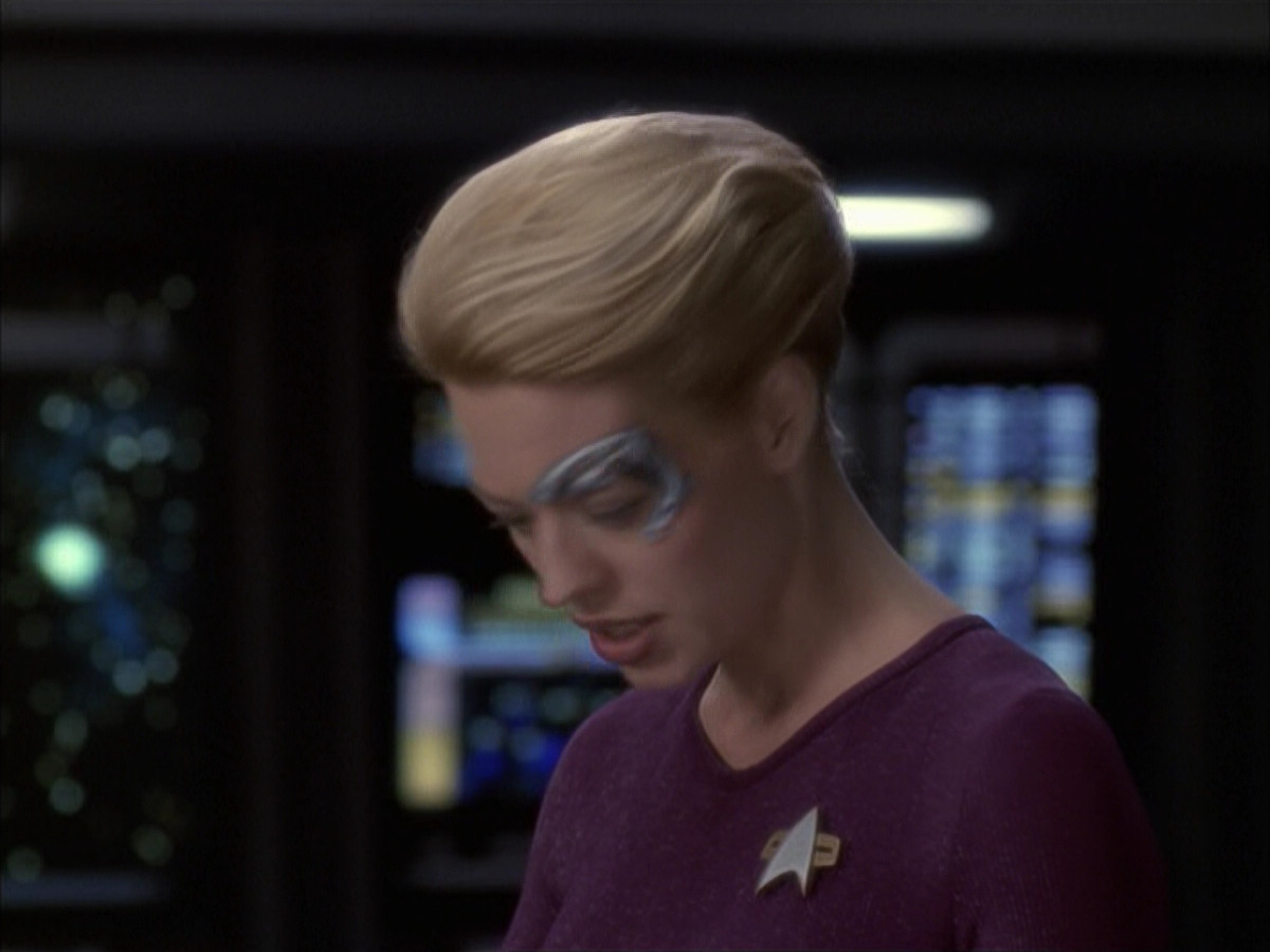 extant_StarTrek_VOY_6x12-BlinkOfAnEye_02217.jpg