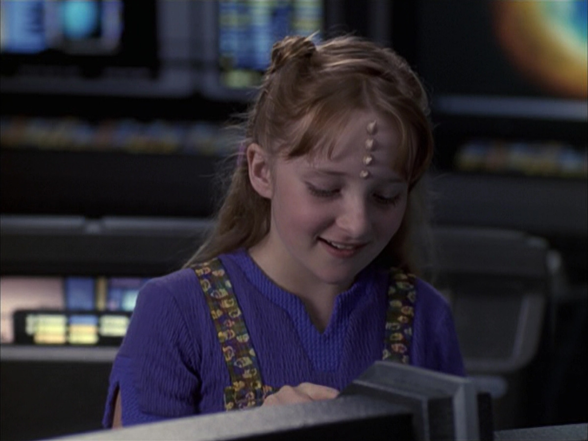 extant_StarTrek_VOY_6x12-BlinkOfAnEye_02224.jpg