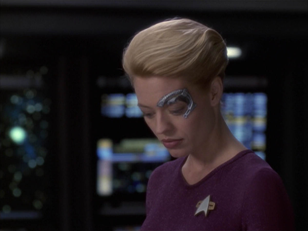 extant_StarTrek_VOY_6x12-BlinkOfAnEye_02229.jpg