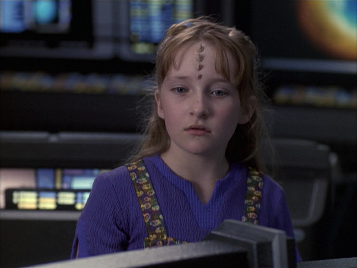 extant_StarTrek_VOY_6x12-BlinkOfAnEye_02231.jpg