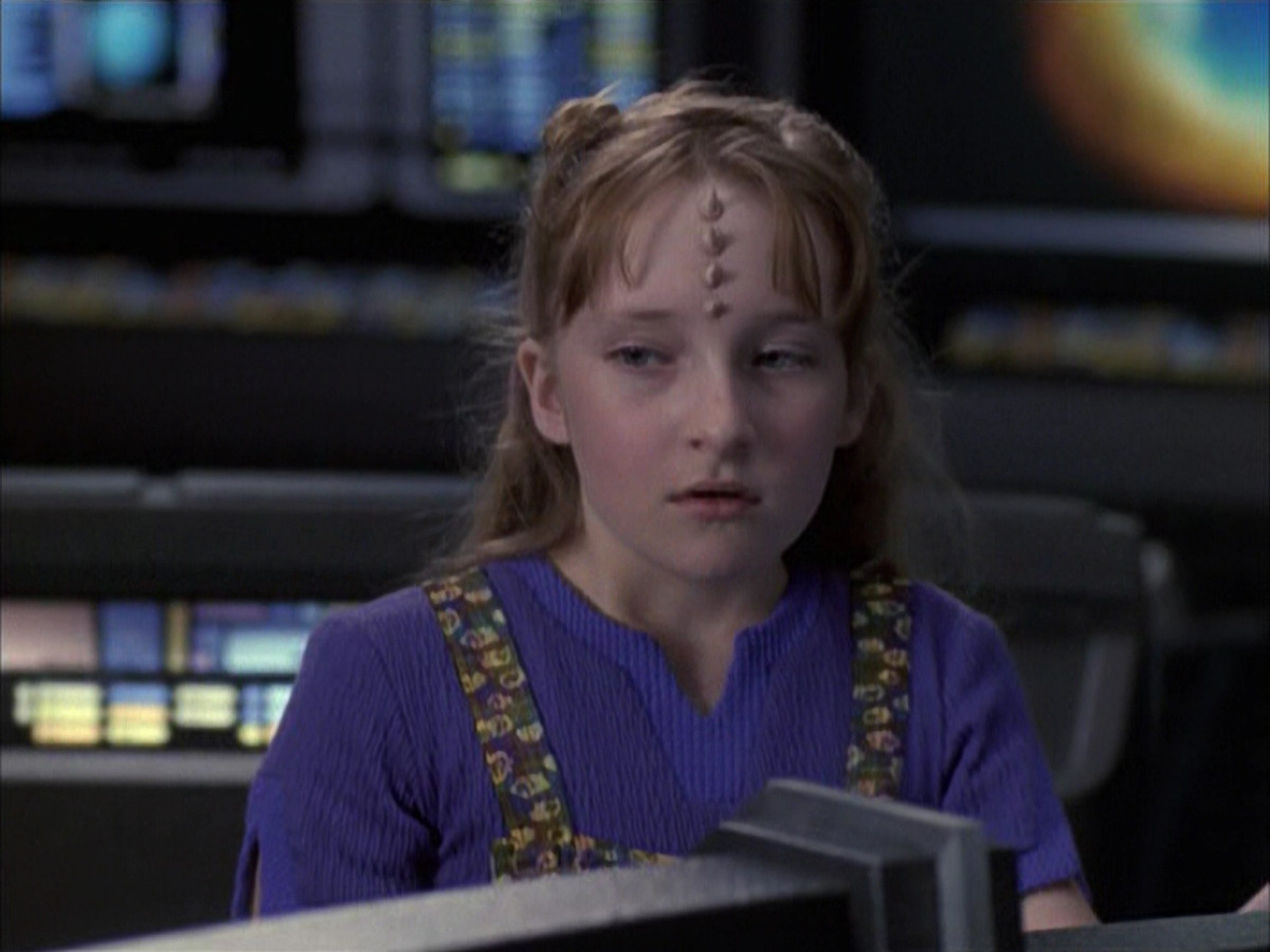 extant_StarTrek_VOY_6x12-BlinkOfAnEye_02233.jpg