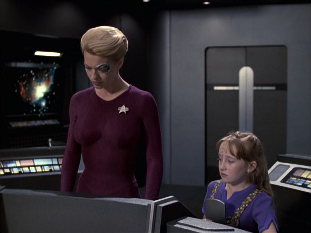 extant_StarTrek_VOY_6x12-BlinkOfAnEye_02239.jpg