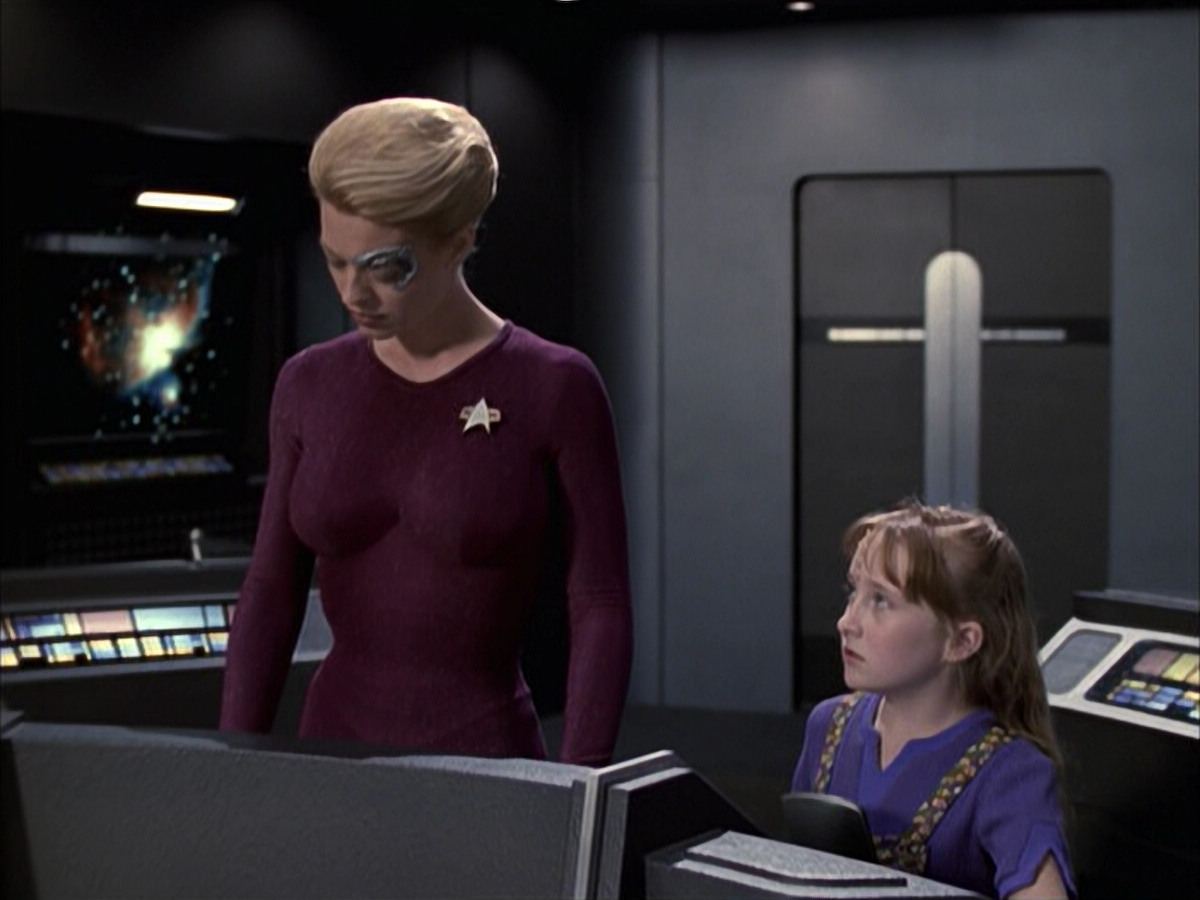 extant_StarTrek_VOY_6x12-BlinkOfAnEye_02240.jpg