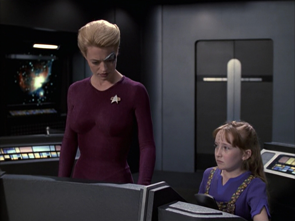 extant_StarTrek_VOY_6x12-BlinkOfAnEye_02242.jpg