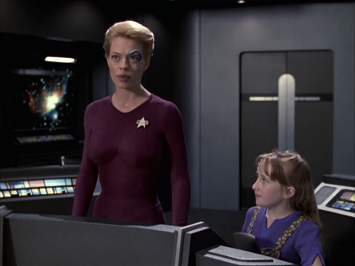 extant_StarTrek_VOY_6x12-BlinkOfAnEye_02253.jpg