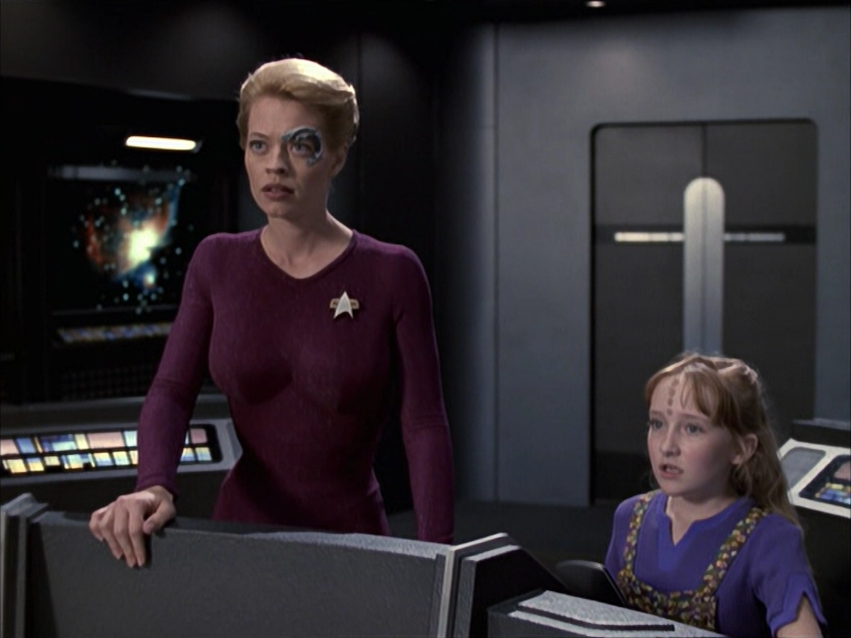 extant_StarTrek_VOY_6x12-BlinkOfAnEye_02264.jpg