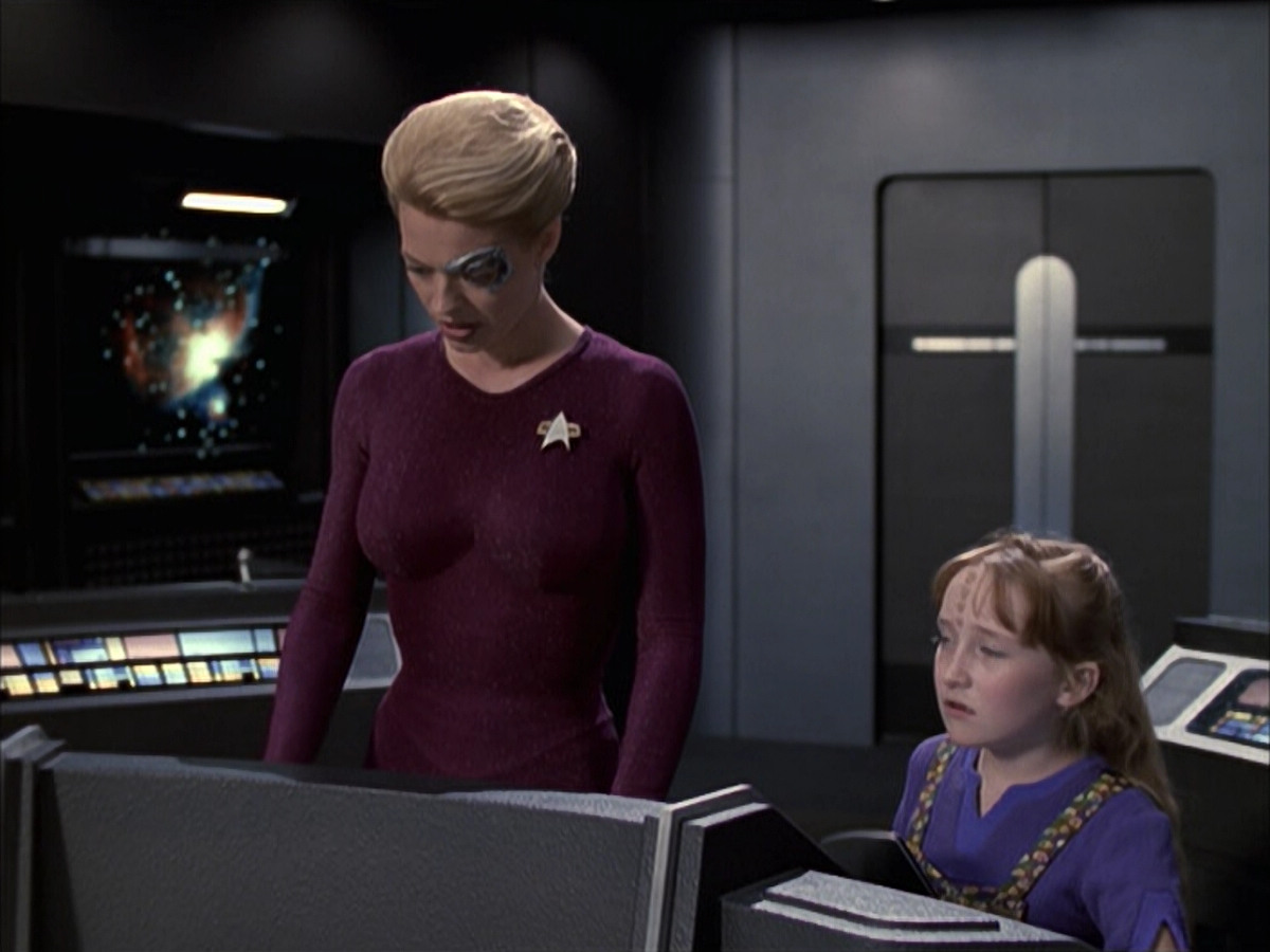 extant_StarTrek_VOY_6x12-BlinkOfAnEye_02270.jpg