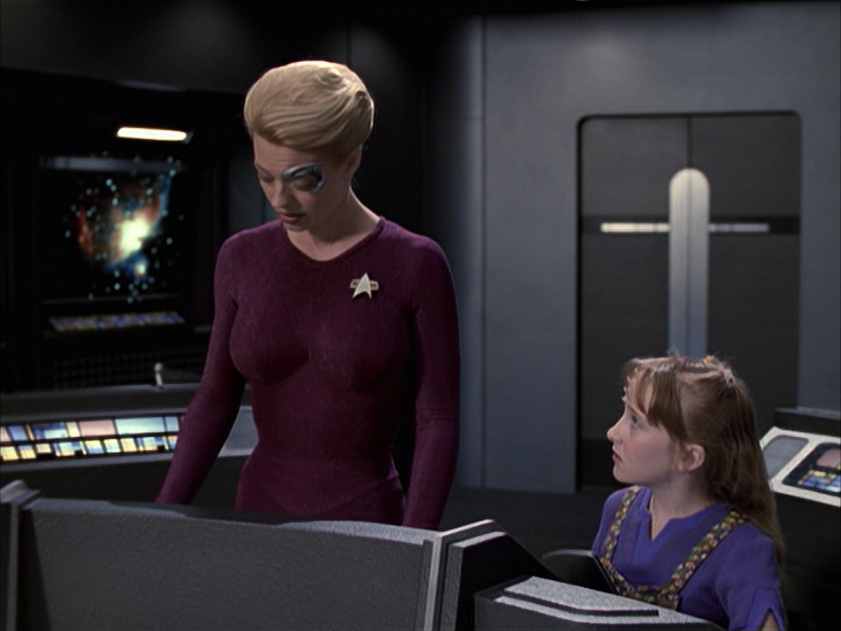 extant_StarTrek_VOY_6x12-BlinkOfAnEye_02272.jpg