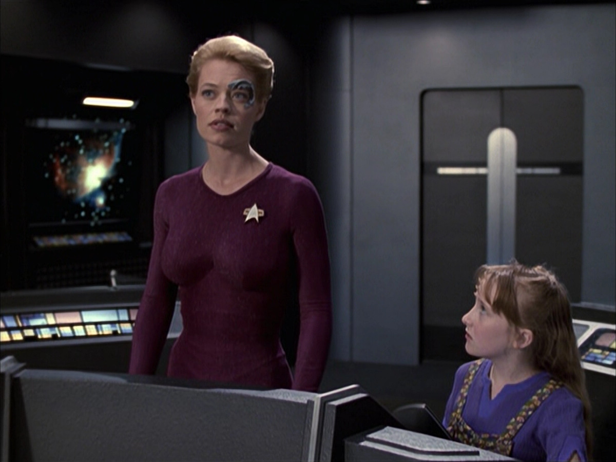 extant_StarTrek_VOY_6x12-BlinkOfAnEye_02274.jpg