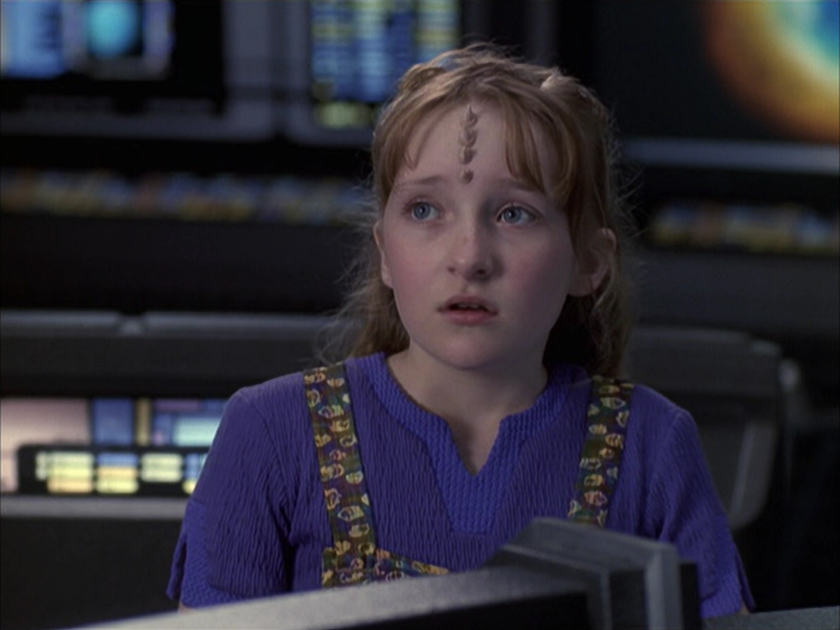 extant_StarTrek_VOY_6x12-BlinkOfAnEye_02285.jpg
