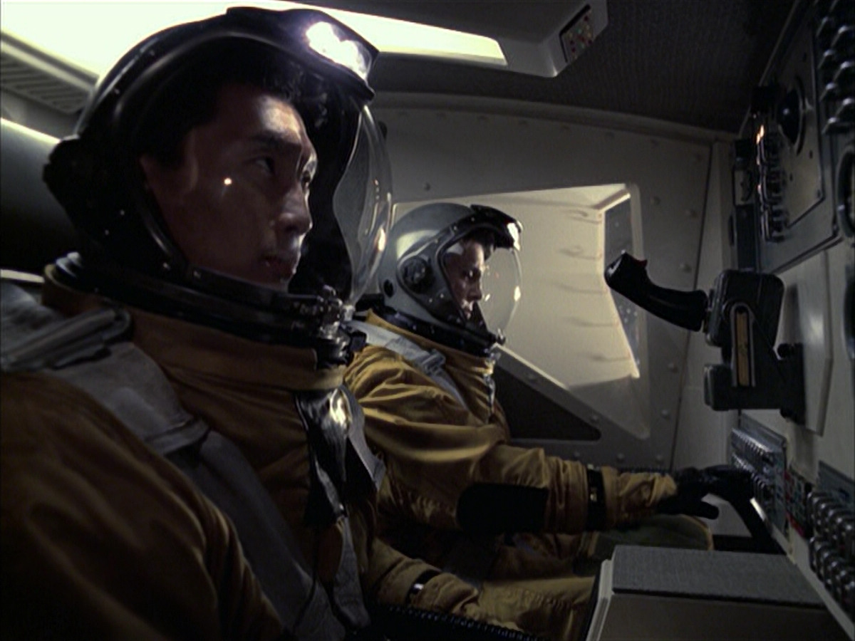 extant_StarTrek_VOY_6x12-BlinkOfAnEye_02295.jpg