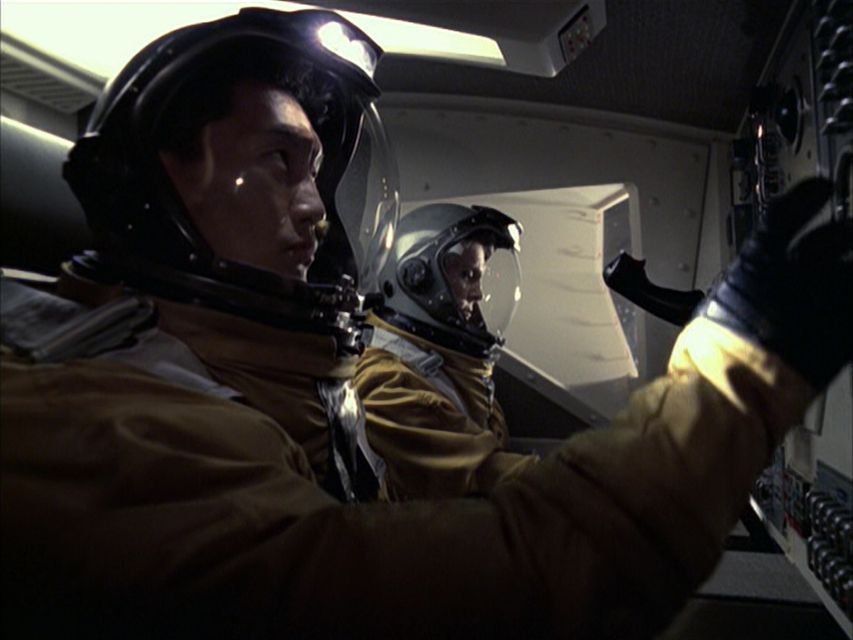 extant_StarTrek_VOY_6x12-BlinkOfAnEye_02297.jpg