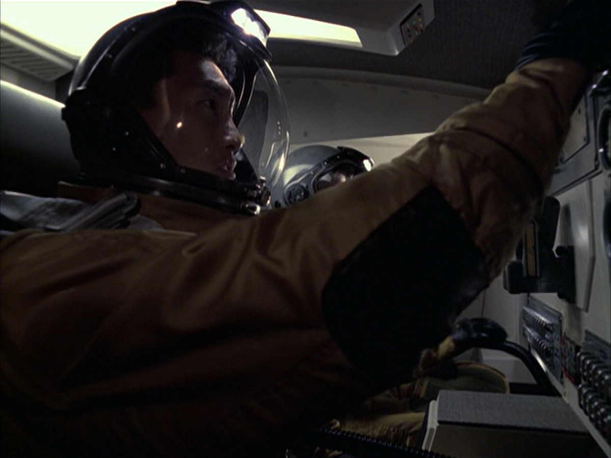 extant_StarTrek_VOY_6x12-BlinkOfAnEye_02299.jpg