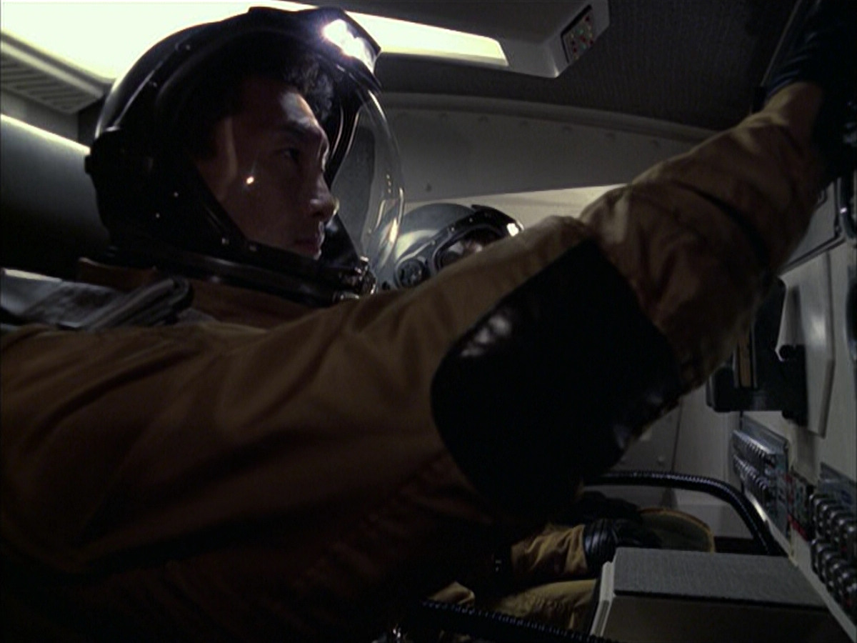 extant_StarTrek_VOY_6x12-BlinkOfAnEye_02303.jpg