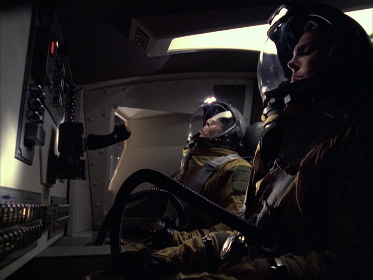 extant_StarTrek_VOY_6x12-BlinkOfAnEye_02305.jpg