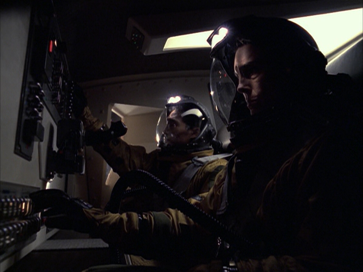extant_StarTrek_VOY_6x12-BlinkOfAnEye_02321.jpg