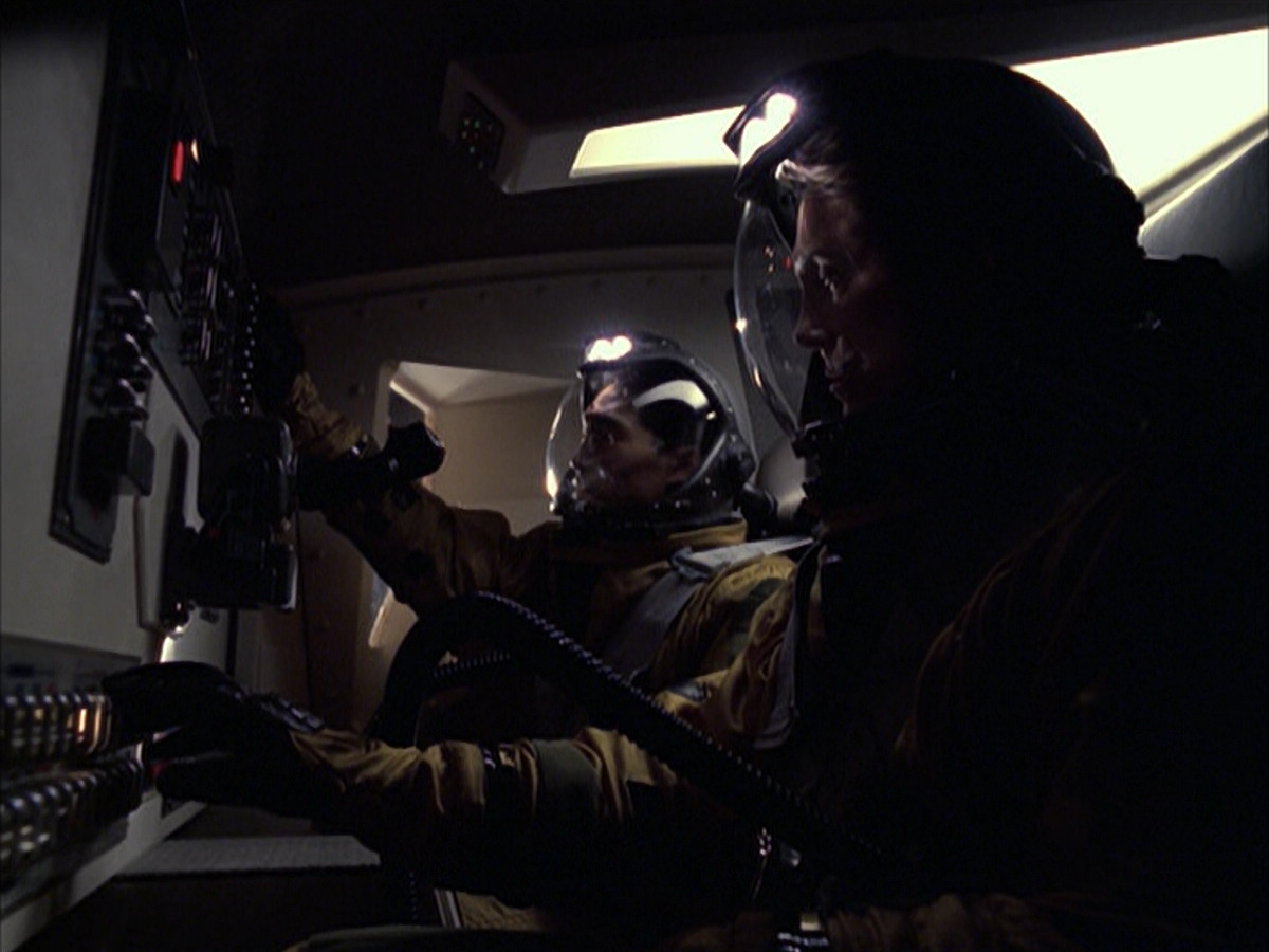 extant_StarTrek_VOY_6x12-BlinkOfAnEye_02322.jpg