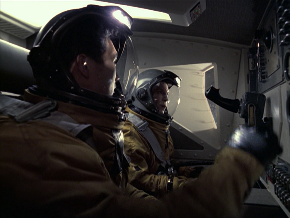 extant_StarTrek_VOY_6x12-BlinkOfAnEye_02332.jpg
