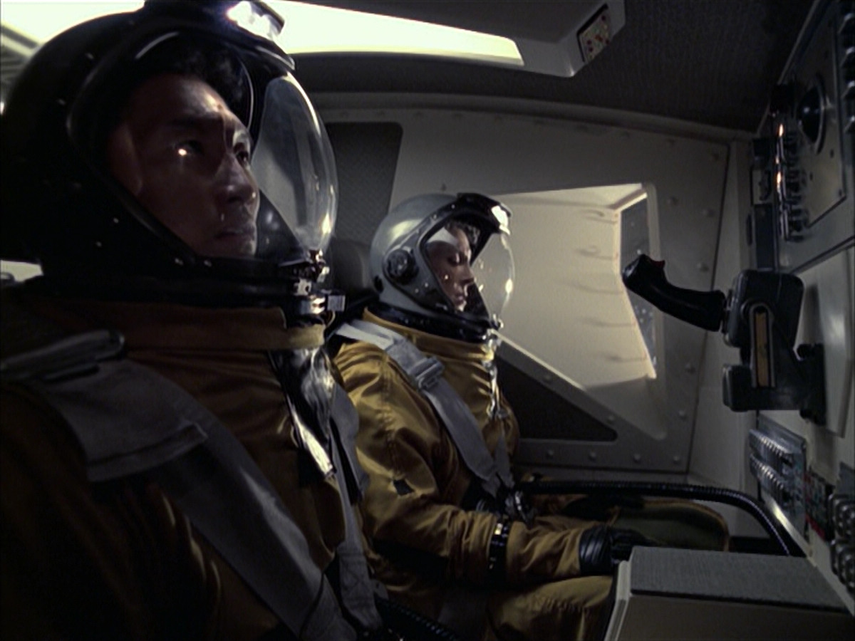 extant_StarTrek_VOY_6x12-BlinkOfAnEye_02366.jpg
