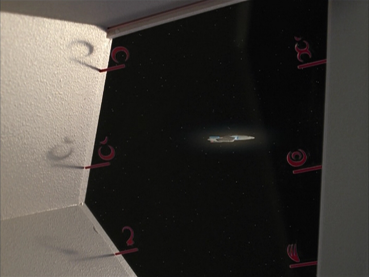 extant_StarTrek_VOY_6x12-BlinkOfAnEye_02376.jpg