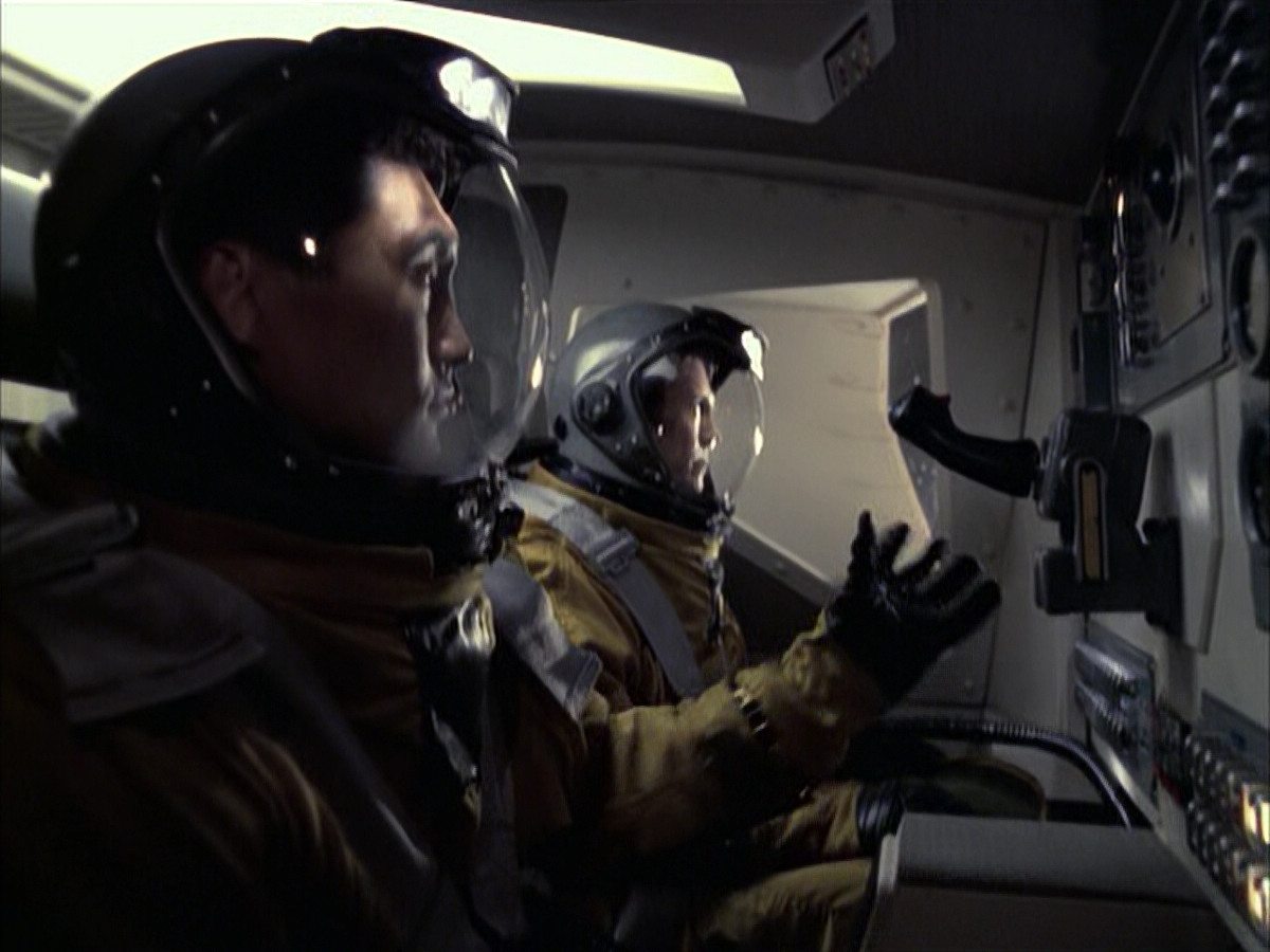 extant_StarTrek_VOY_6x12-BlinkOfAnEye_02386.jpg