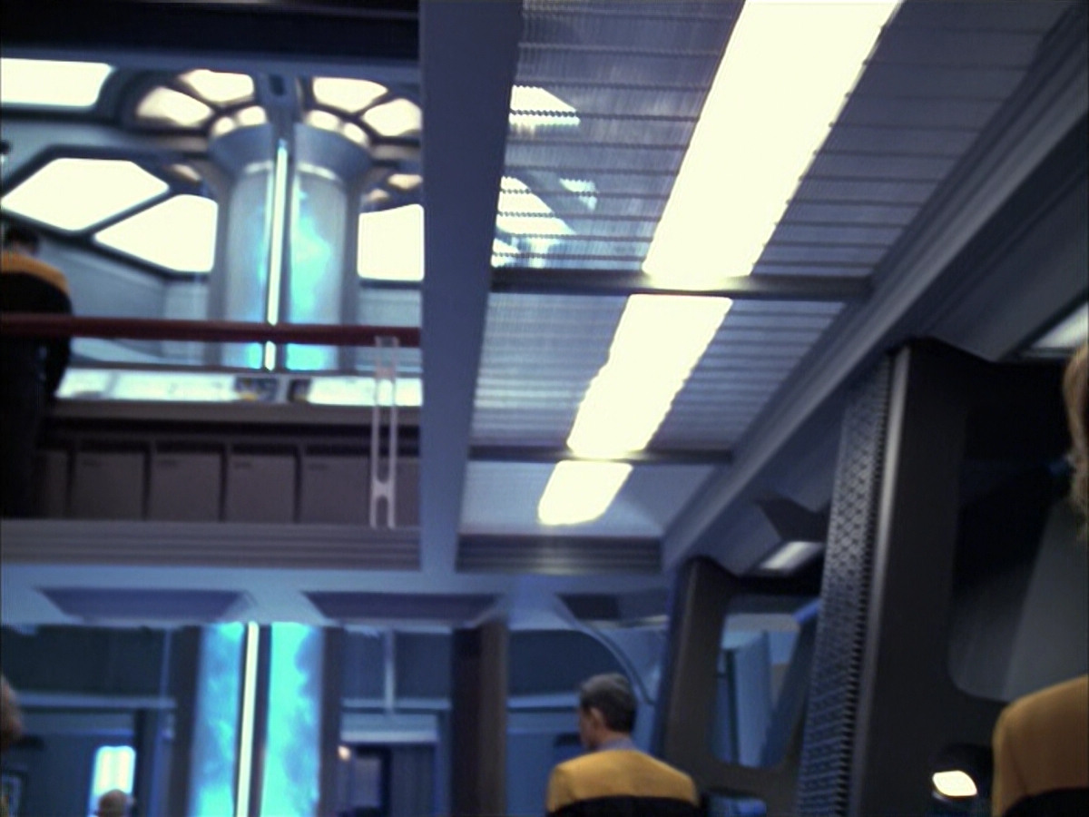 extant_StarTrek_VOY_6x12-BlinkOfAnEye_02529.jpg