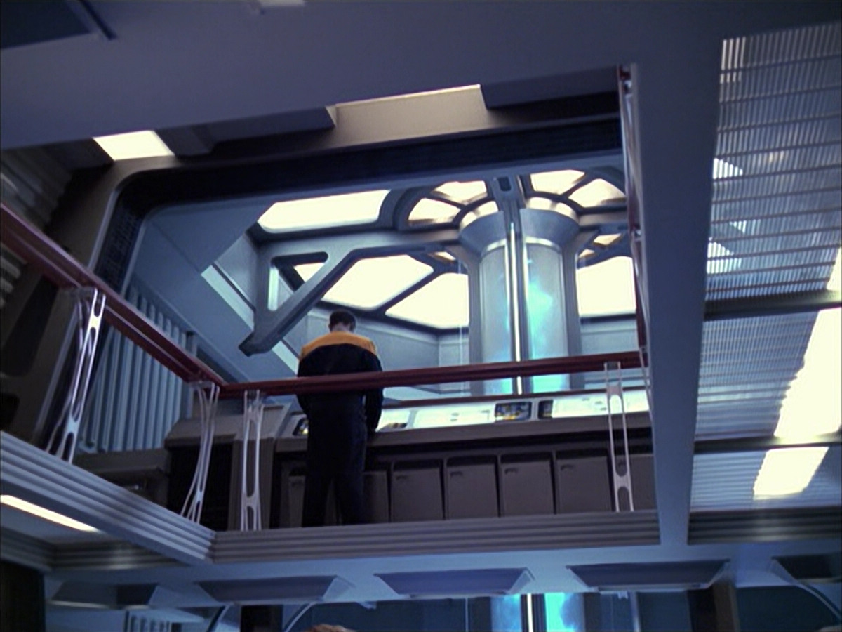 extant_StarTrek_VOY_6x12-BlinkOfAnEye_02532.jpg