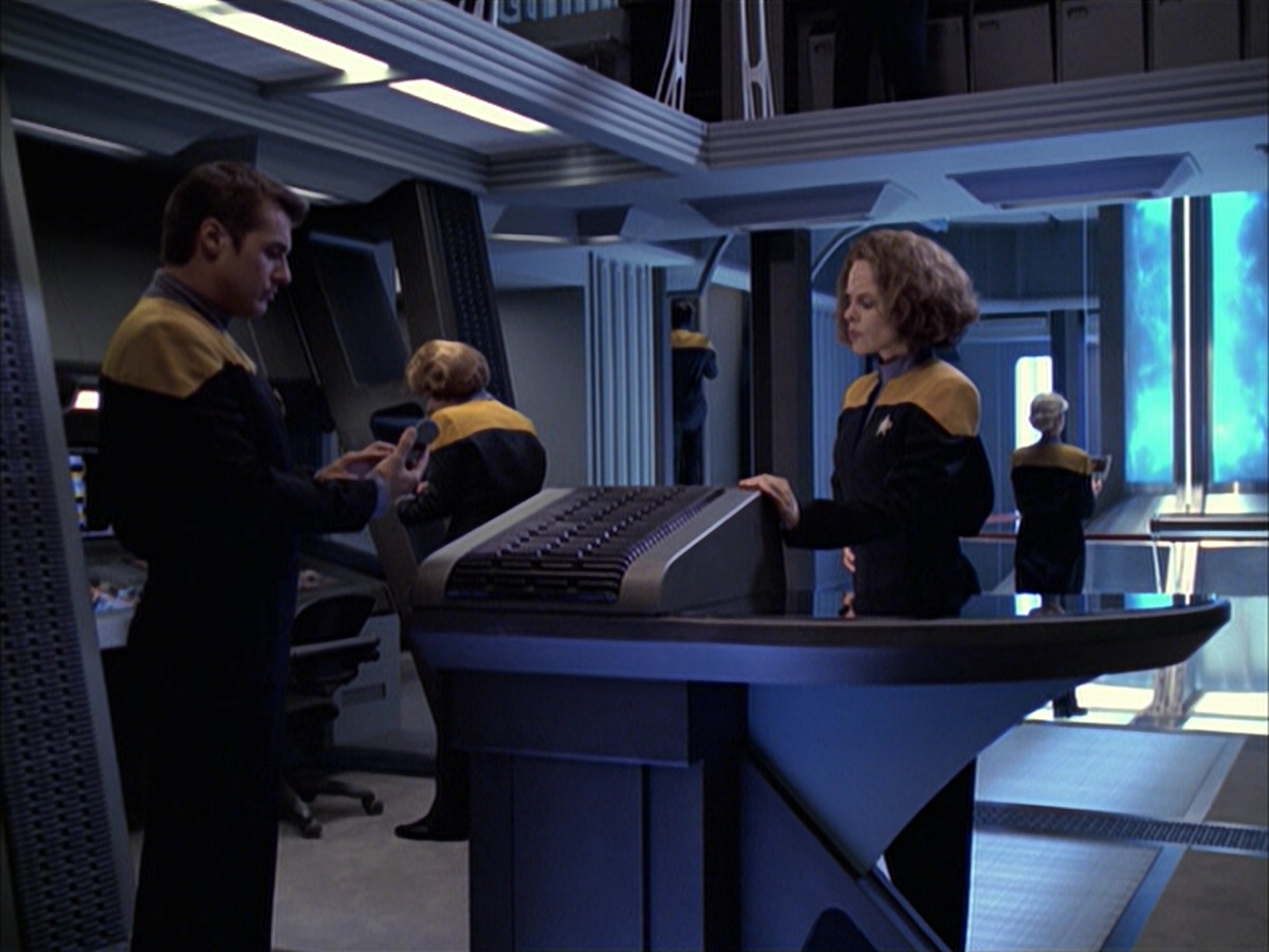 extant_StarTrek_VOY_6x12-BlinkOfAnEye_02539.jpg