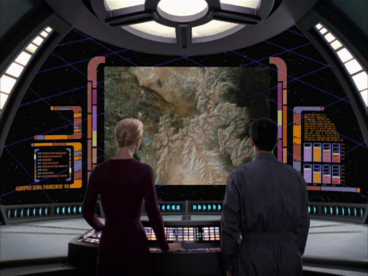 extant_StarTrek_VOY_6x12-BlinkOfAnEye_03035.jpg