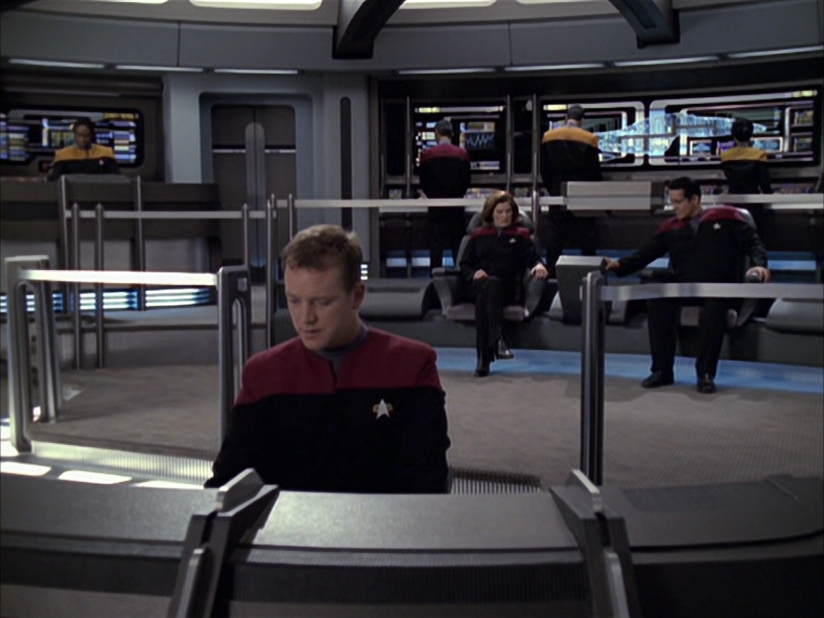 extant_StarTrek_VOY_6x12-BlinkOfAnEye_03153.jpg