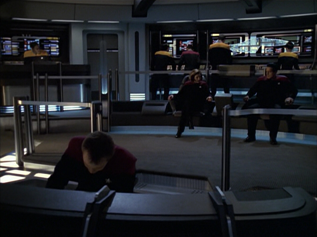 extant_StarTrek_VOY_6x12-BlinkOfAnEye_03189.jpg
