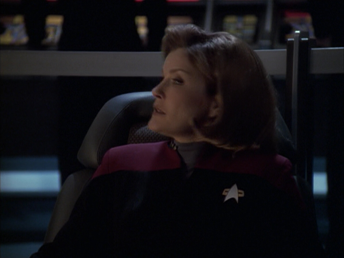 extant_StarTrek_VOY_6x12-BlinkOfAnEye_03197.jpg