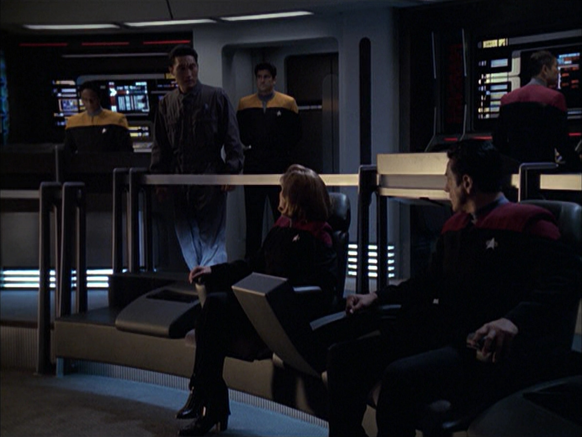extant_StarTrek_VOY_6x12-BlinkOfAnEye_03208.jpg