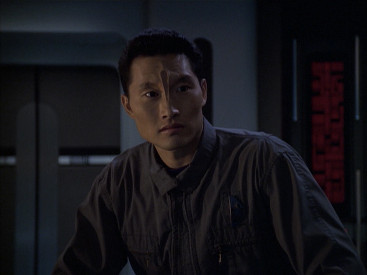 extant_StarTrek_VOY_6x12-BlinkOfAnEye_03243.jpg
