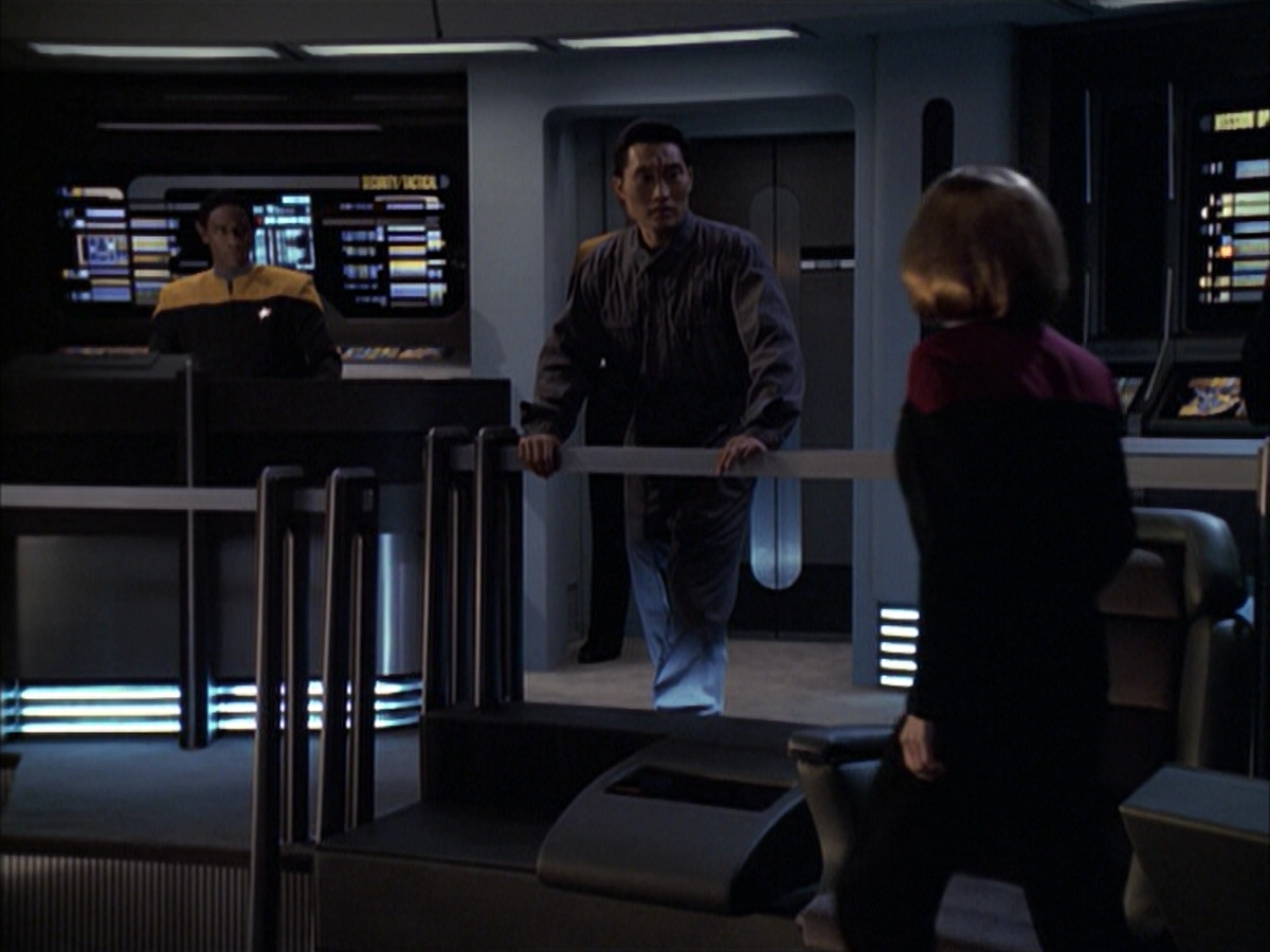 extant_StarTrek_VOY_6x12-BlinkOfAnEye_03247.jpg