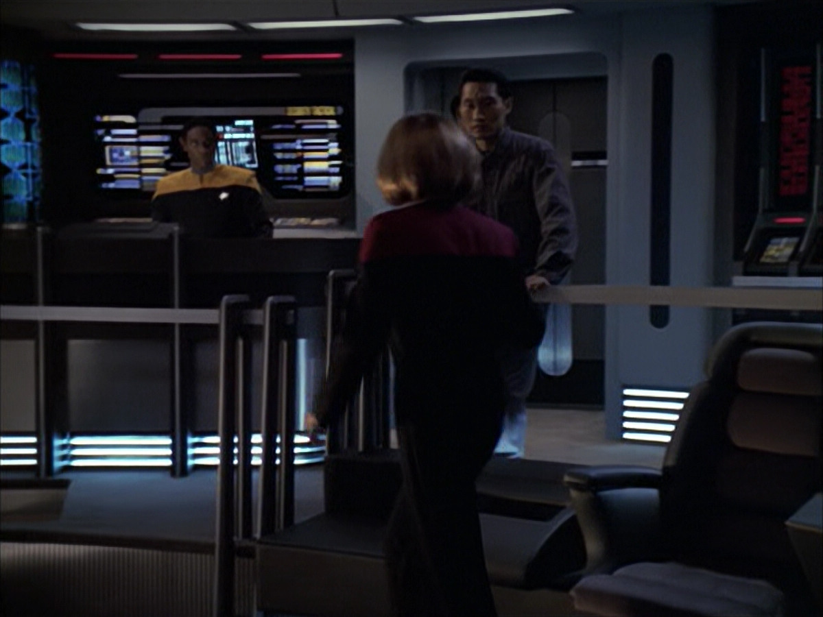 extant_StarTrek_VOY_6x12-BlinkOfAnEye_03248.jpg