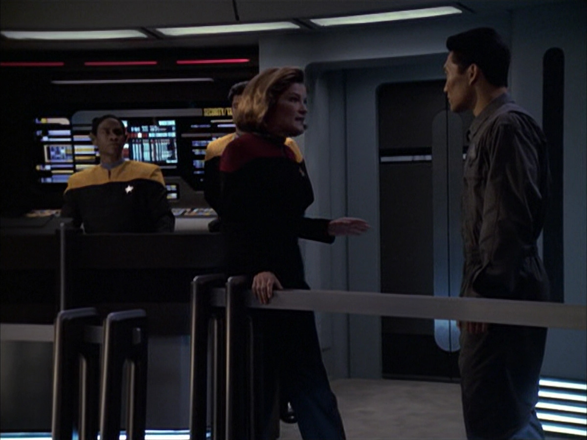 extant_StarTrek_VOY_6x12-BlinkOfAnEye_03256.jpg