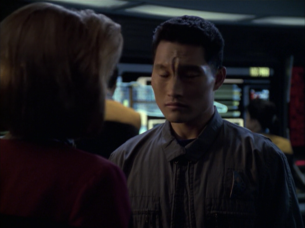 extant_StarTrek_VOY_6x12-BlinkOfAnEye_03259.jpg