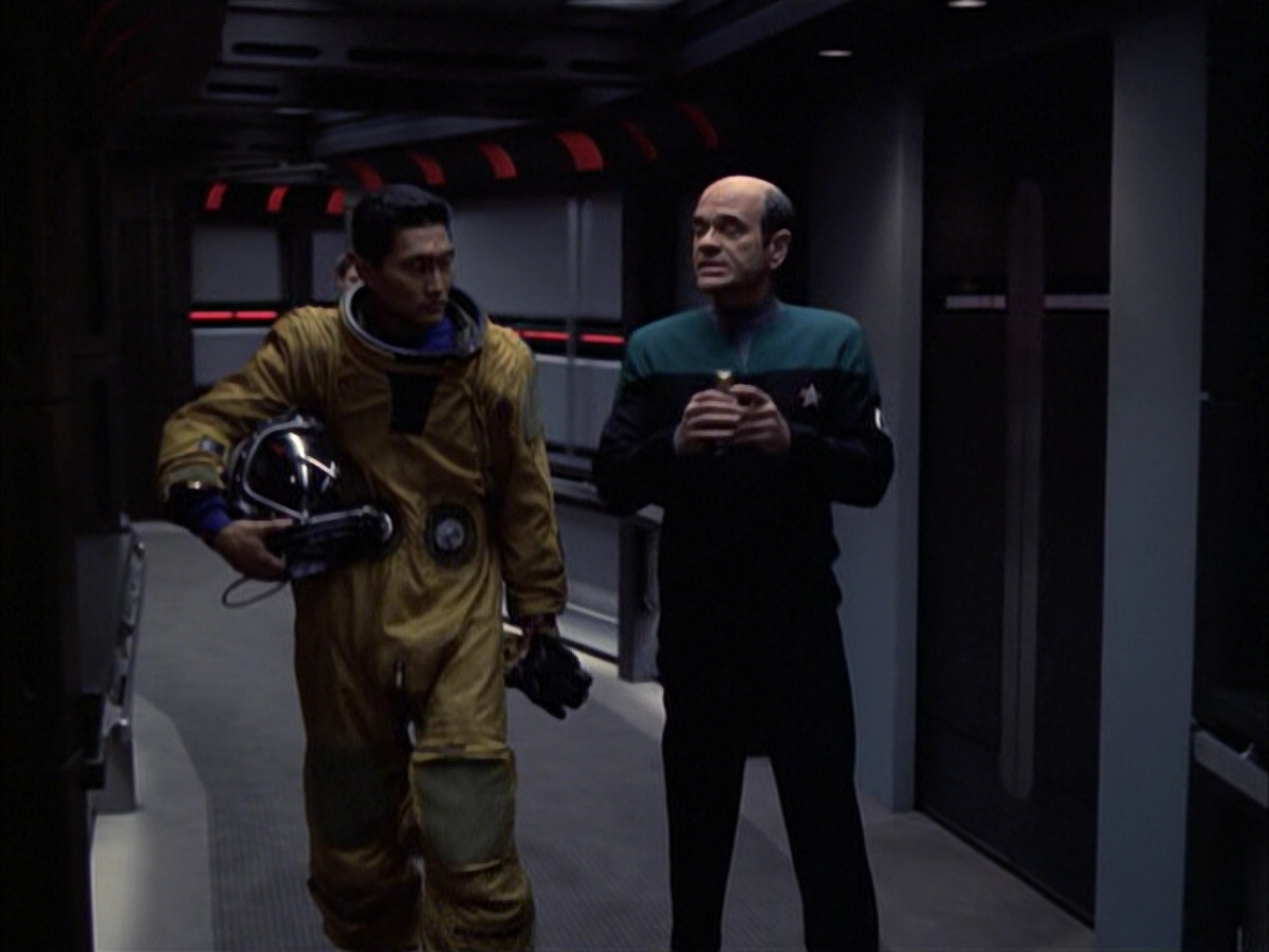 extant_StarTrek_VOY_6x12-BlinkOfAnEye_03282.jpg