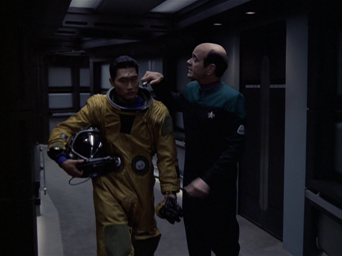 extant_StarTrek_VOY_6x12-BlinkOfAnEye_03283.jpg