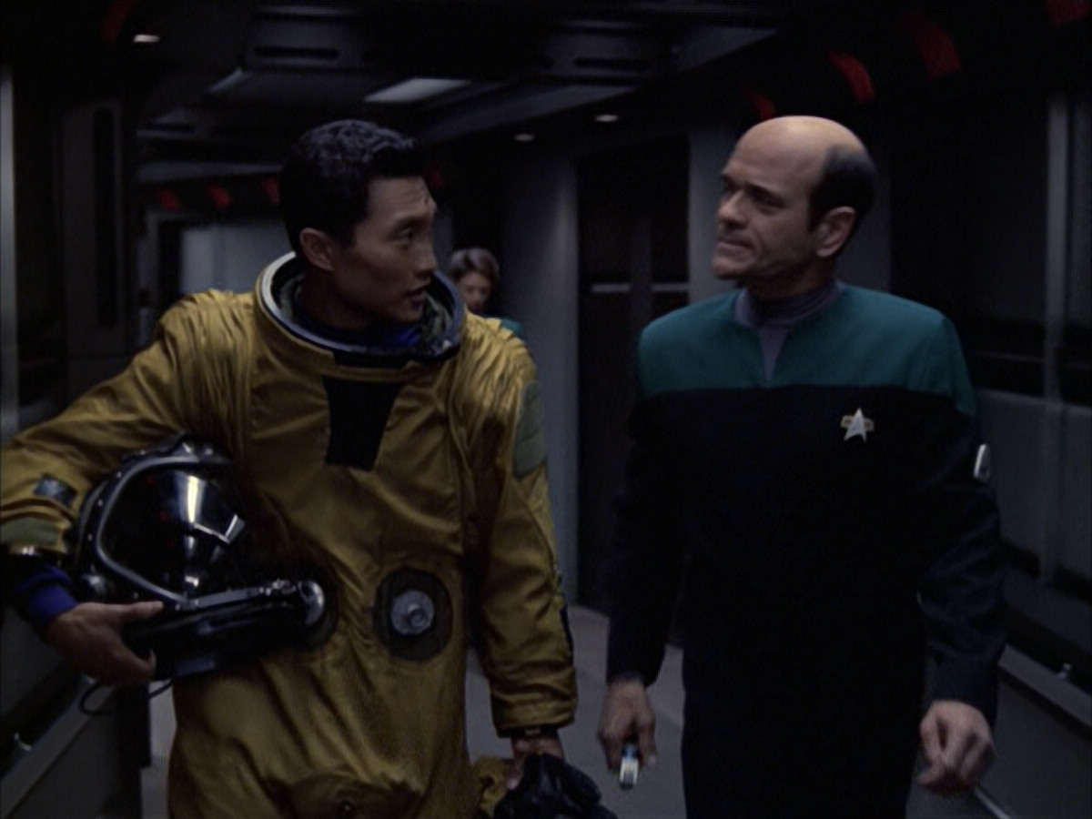 extant_StarTrek_VOY_6x12-BlinkOfAnEye_03286.jpg