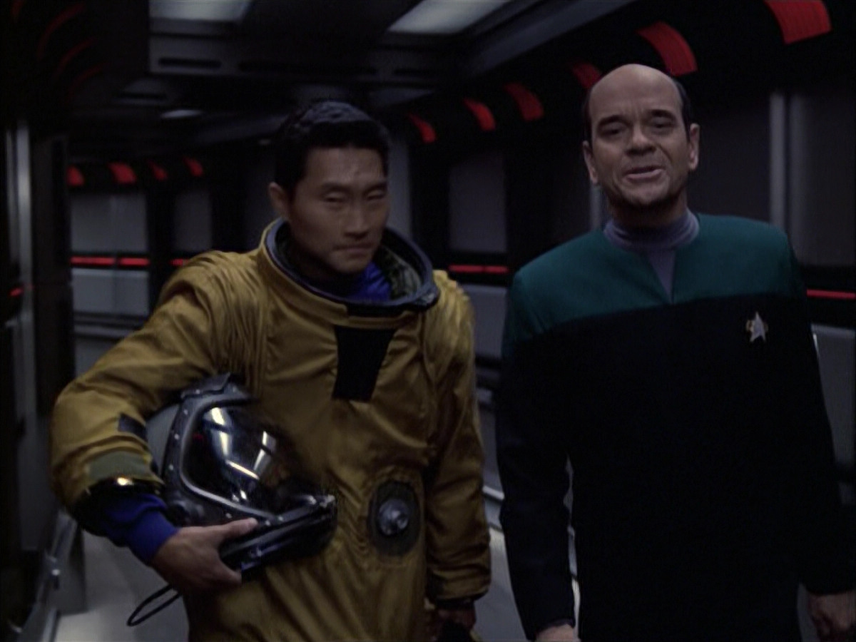 extant_StarTrek_VOY_6x12-BlinkOfAnEye_03288.jpg