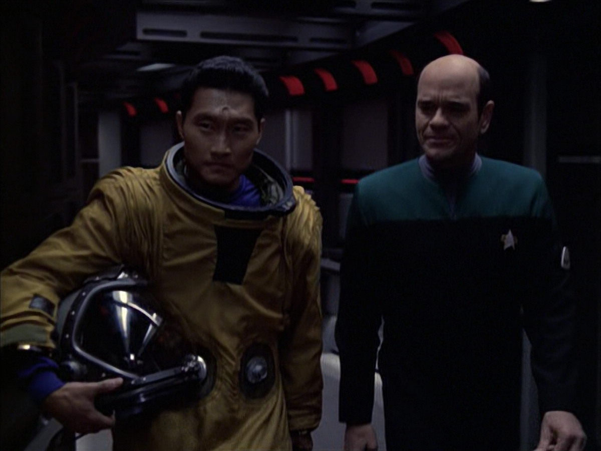 extant_StarTrek_VOY_6x12-BlinkOfAnEye_03292.jpg