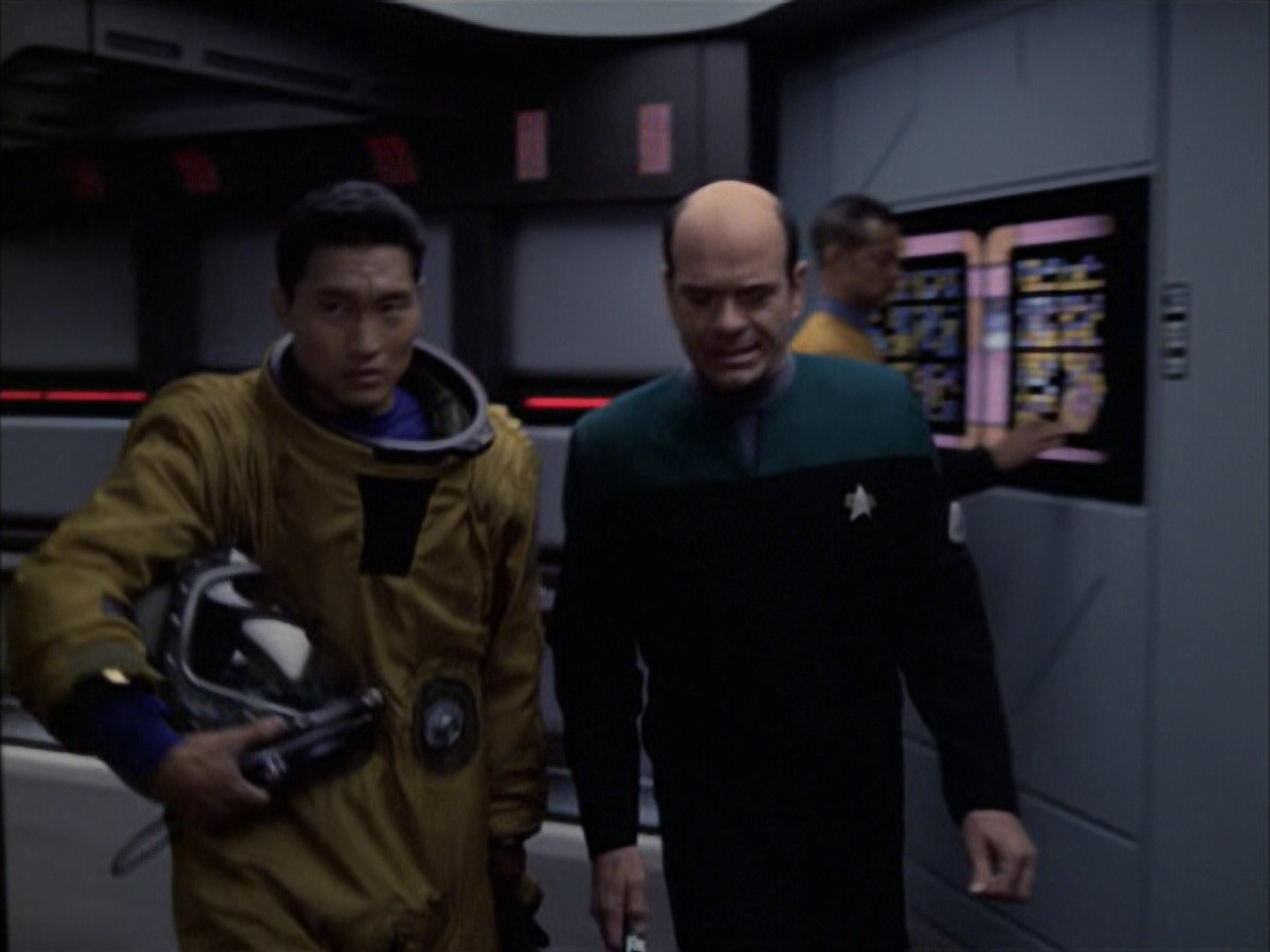 extant_StarTrek_VOY_6x12-BlinkOfAnEye_03305.jpg